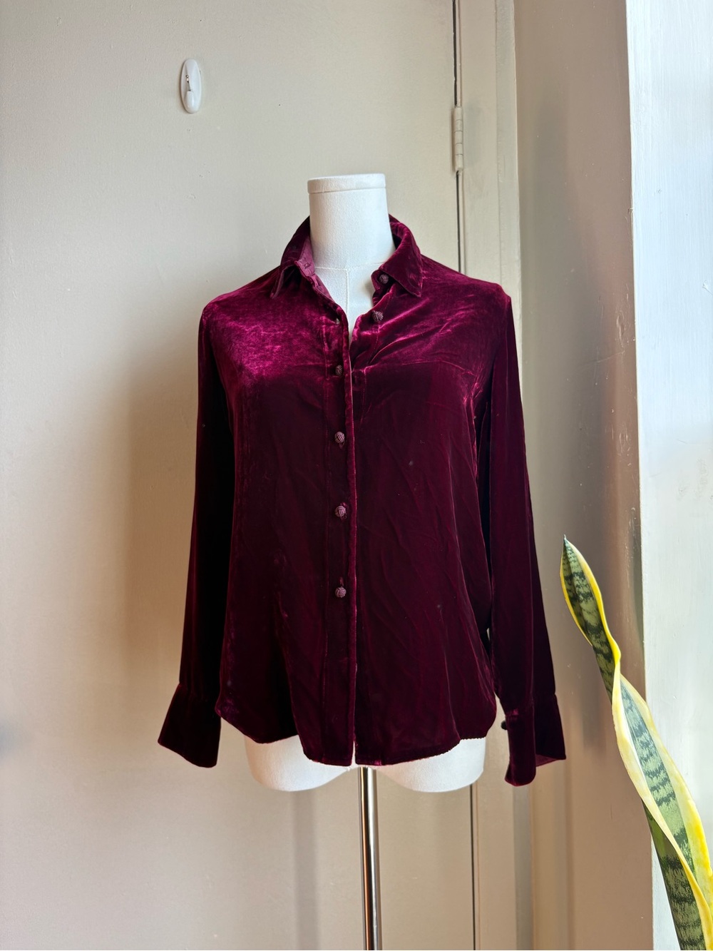 sophisticate 90s crushed velvet burgundy button front long sleeve